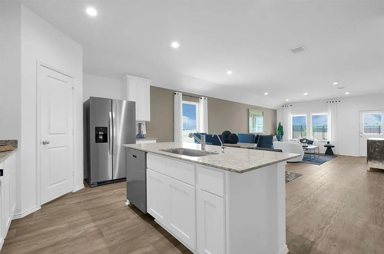 4 bed, 2.0 bath, 1802 sqft, $2,300 — Photo 3