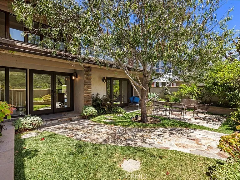 26 Mission Bay Dr — Photo 3