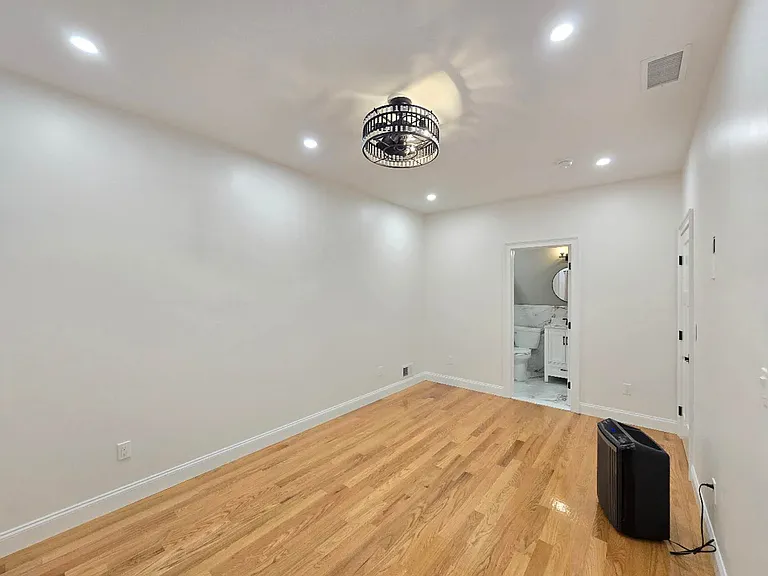 38 Markham Pl #1 — Photo 8