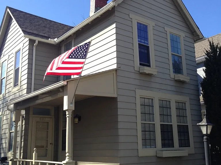 493 Elsmere St — Photo 3