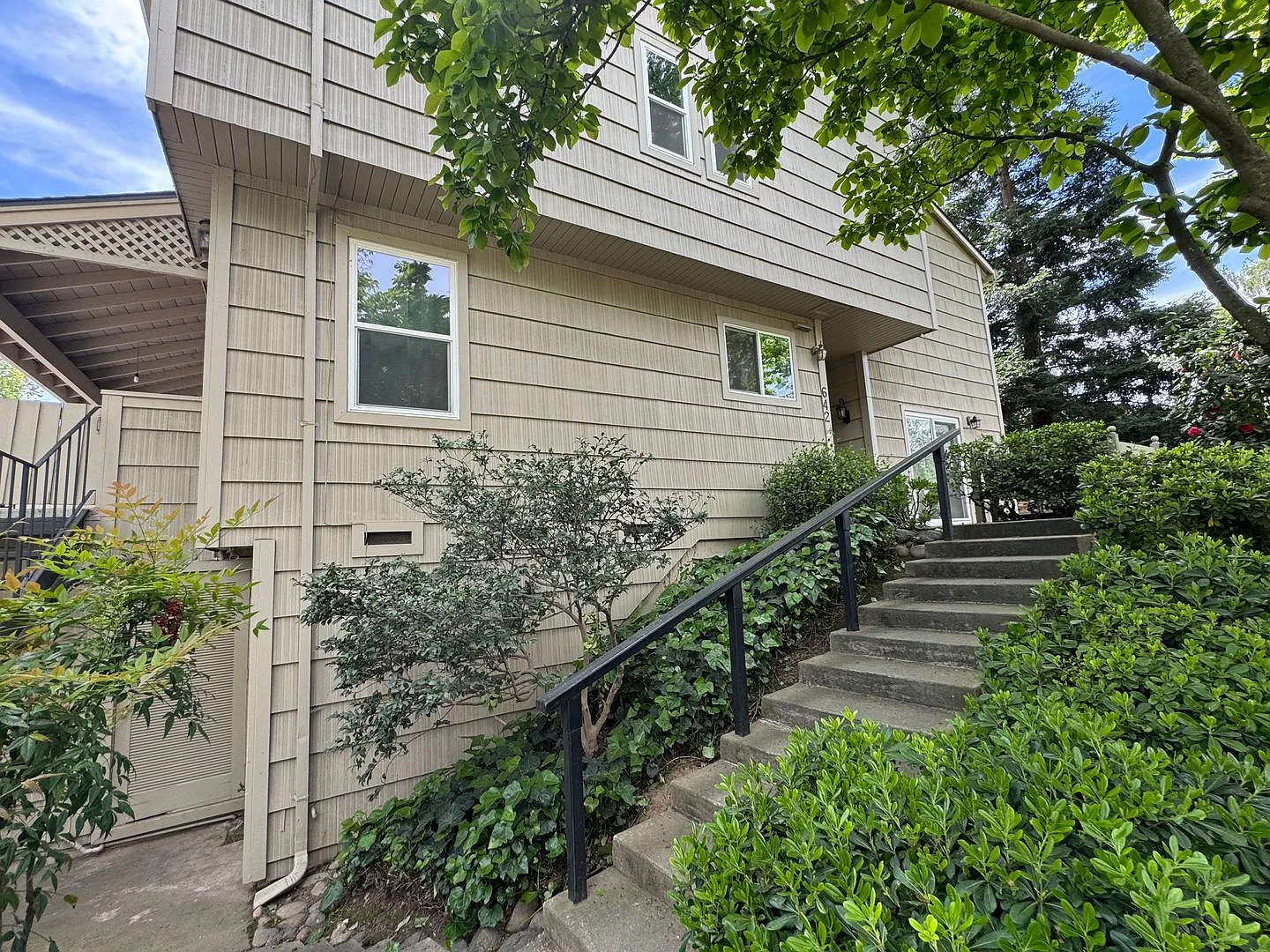 3 bedroom 2.5 bathroom | Campus Commons Home — Photo 2