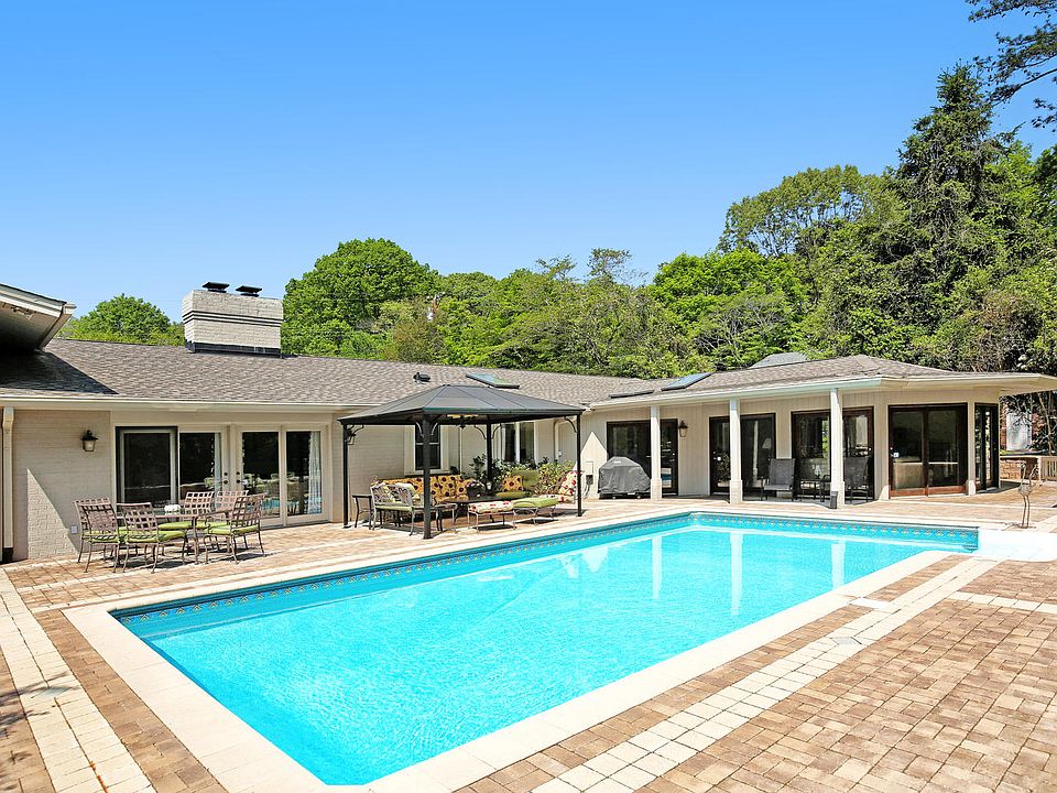 1st image of 3 Roslyn Hills Dr