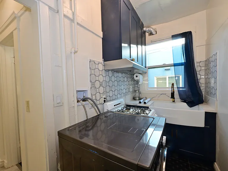fully upgraded kitchen+ all-in-one laundry machine