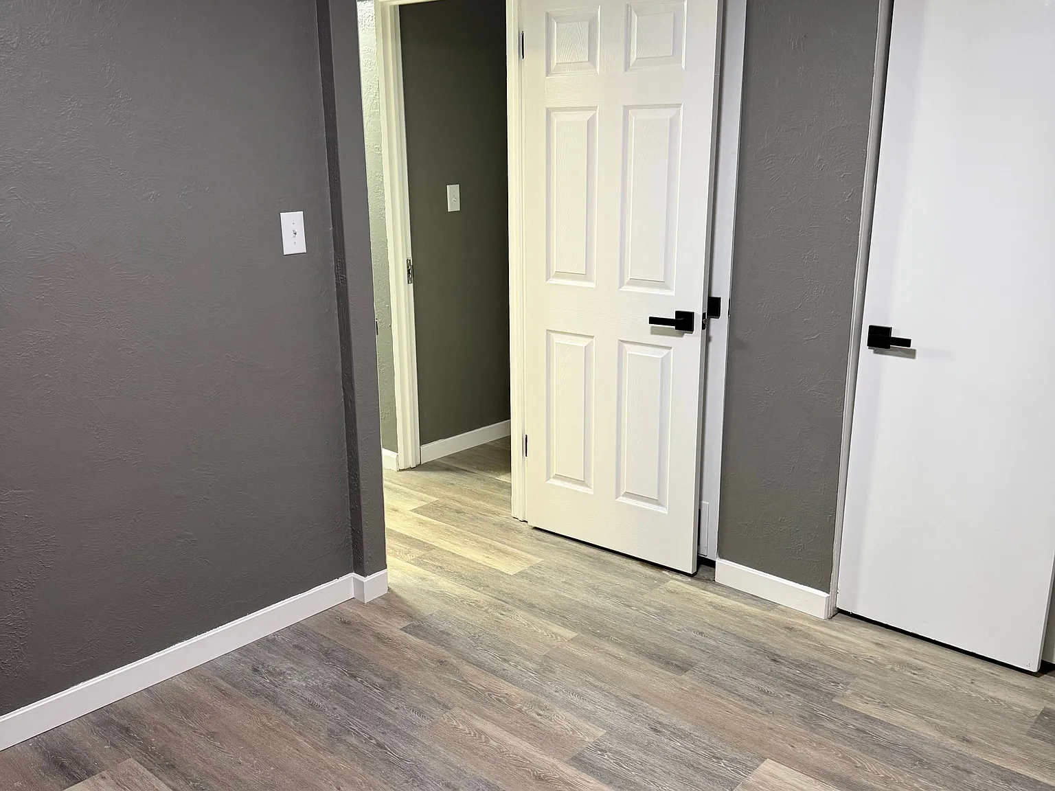 Two bedroom apartment: fully renovated, new appliances and close to Cape schools — Photo 2