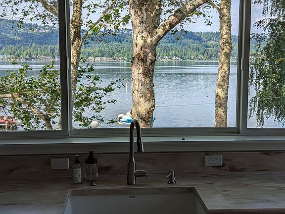 4th image of 3233 E Lake Sammamish Shore Ln SE