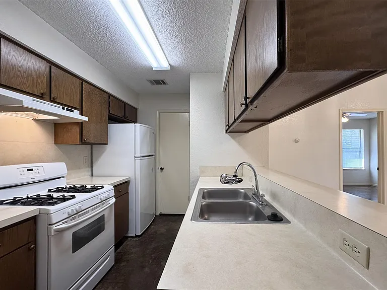 701 Gamez Cv #B — Photo 7