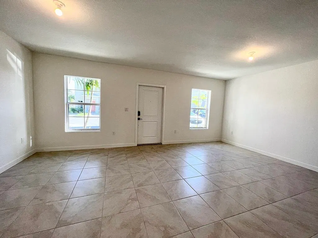 3 bed, 3.5 bath, 1470 sqft, $2,700 — Photo 2