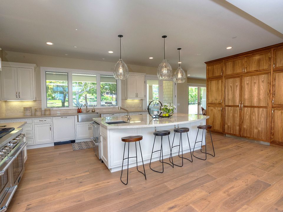 1st image of 1090 Lakeview Way