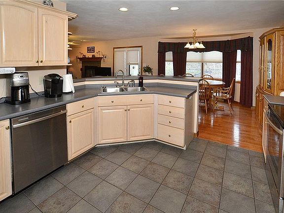 3rd image of 610 Stonebridge Dr