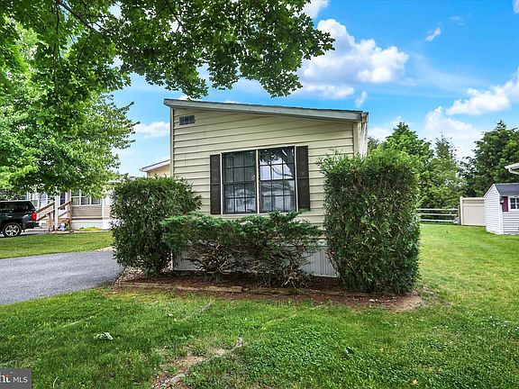 3rd image of 10 Meadow Run Pl