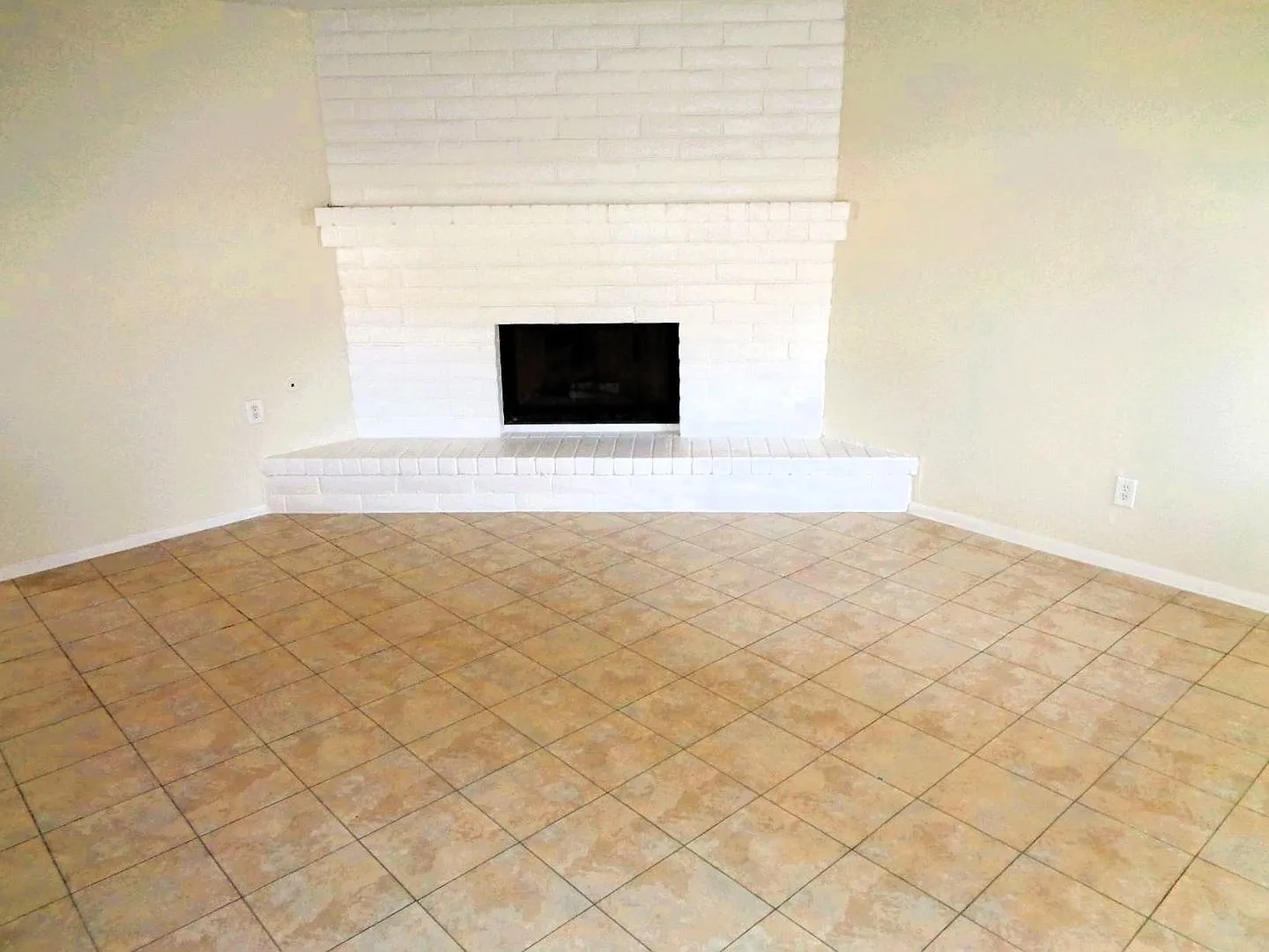 Adorable Single Level Eastside Duplex With Evaporative Air Located In Quiet Neighborhood — Photo 4