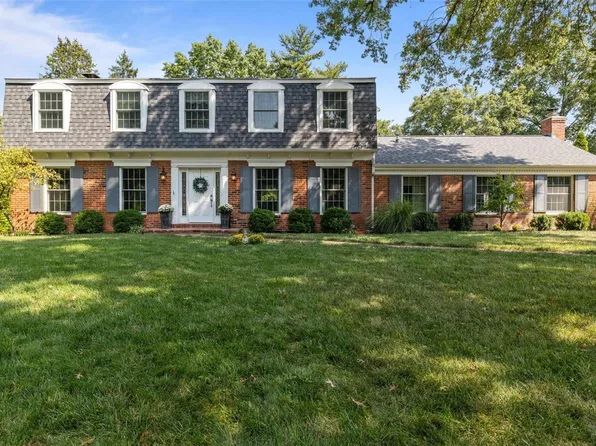 310 Conway Lake Dr, Saint Louis, MO 63141