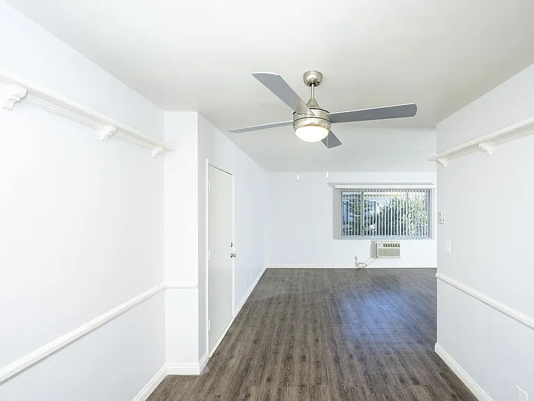 Whitsett Courtyard Apartments — Photo 11