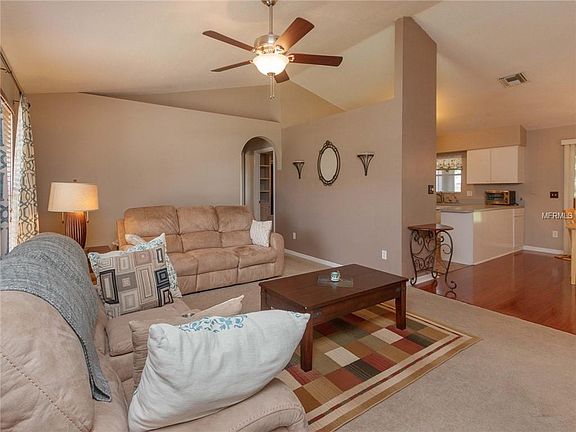 4th image of 914 Palm Forest Ln