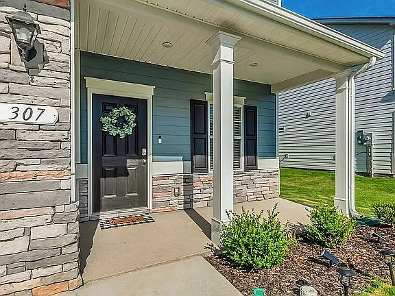 4 bed, 2.5 bath, 2088 sqft, $2,595 — Photo 2