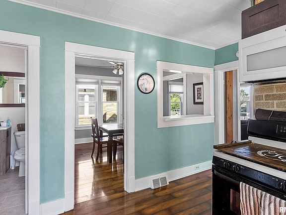 3rd image of 233 W 30th St