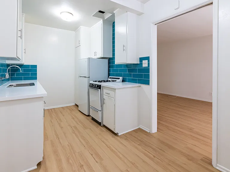 Gayley Manor Apartments — Photo 68