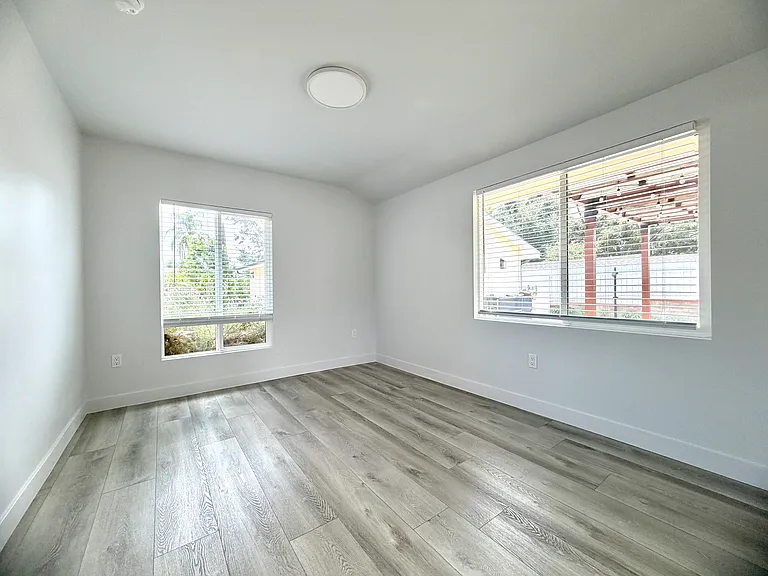 985 Medford Rd — Photo 17