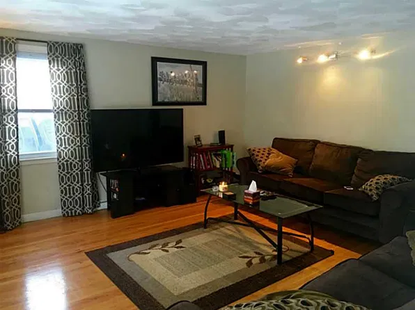30 Amsterdam Ave, Warwick, RI 02889
