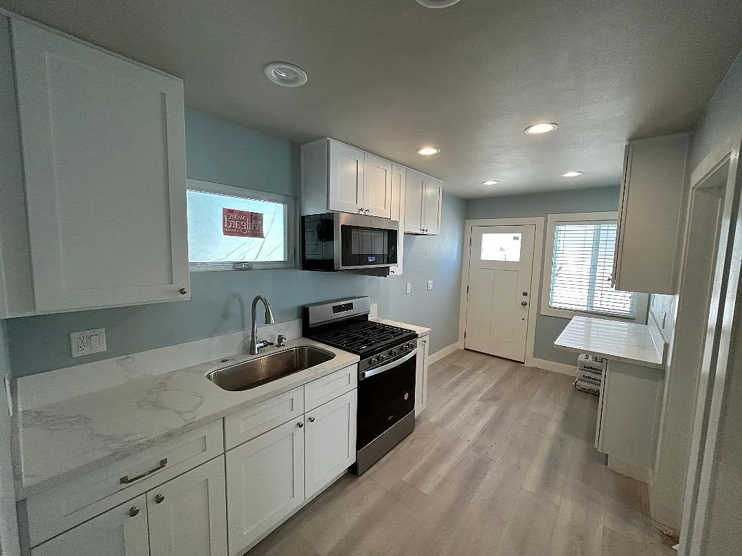 2059 Kasten St — Photo 1