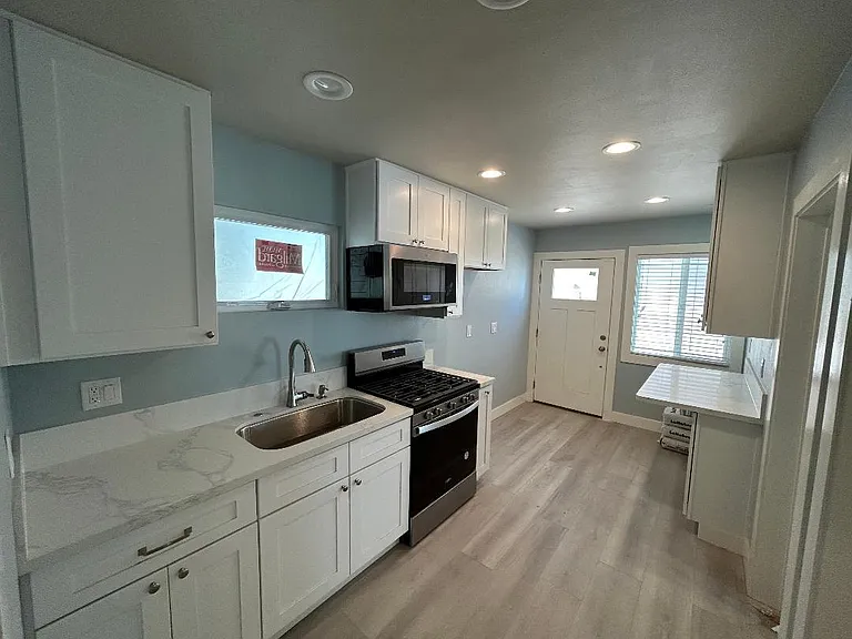 2059 Kasten St #B — Photo 1