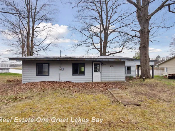 620 Bushong Beach Dr, Gladwin, MI 48624