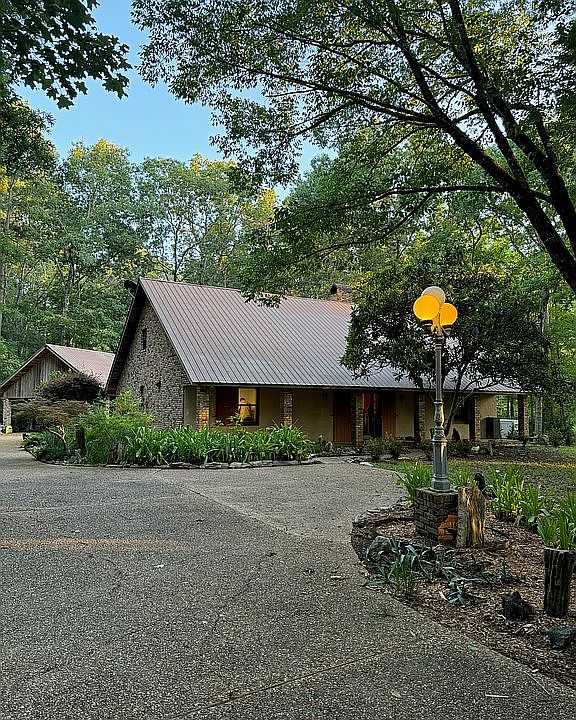 Front of house w Parking