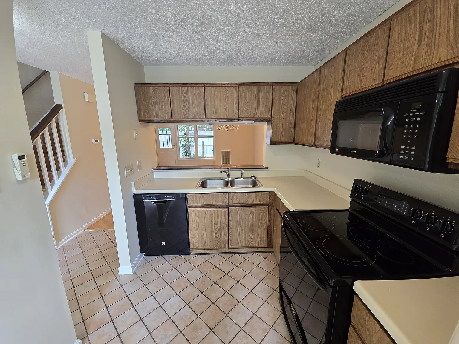 2 bed, 1.5 bath, 1088 sqft, $1,550 — Photo 2