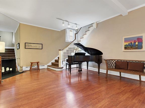 5th image of 122 Kensington Ave