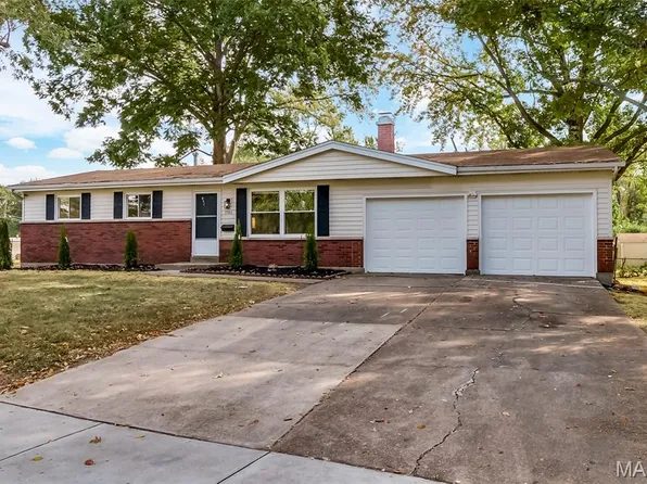 1580 Queens Dr, Florissant, MO 63031