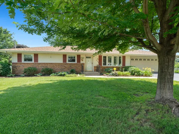 9833 Gentian Dr, Machesney Park, IL 61115