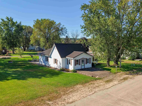 137 W Exchange St, Lone Rock, WI 53556