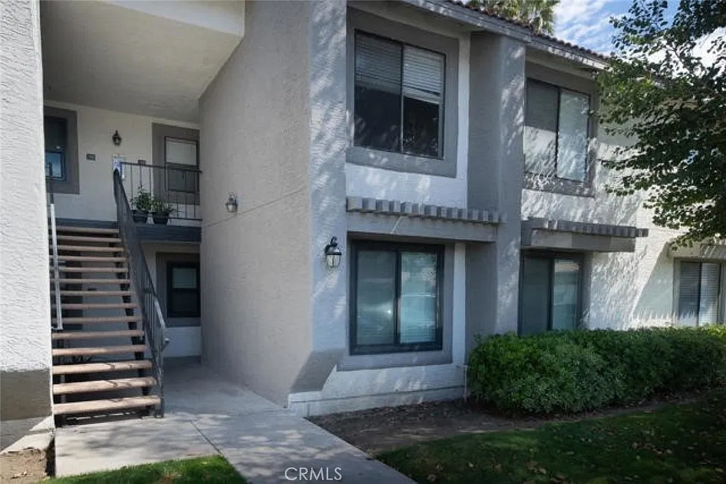 2 bed, 888 sqft, $2,100 — Photo 1