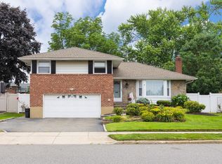 7 Lorraine St, Syosset, NY 11791