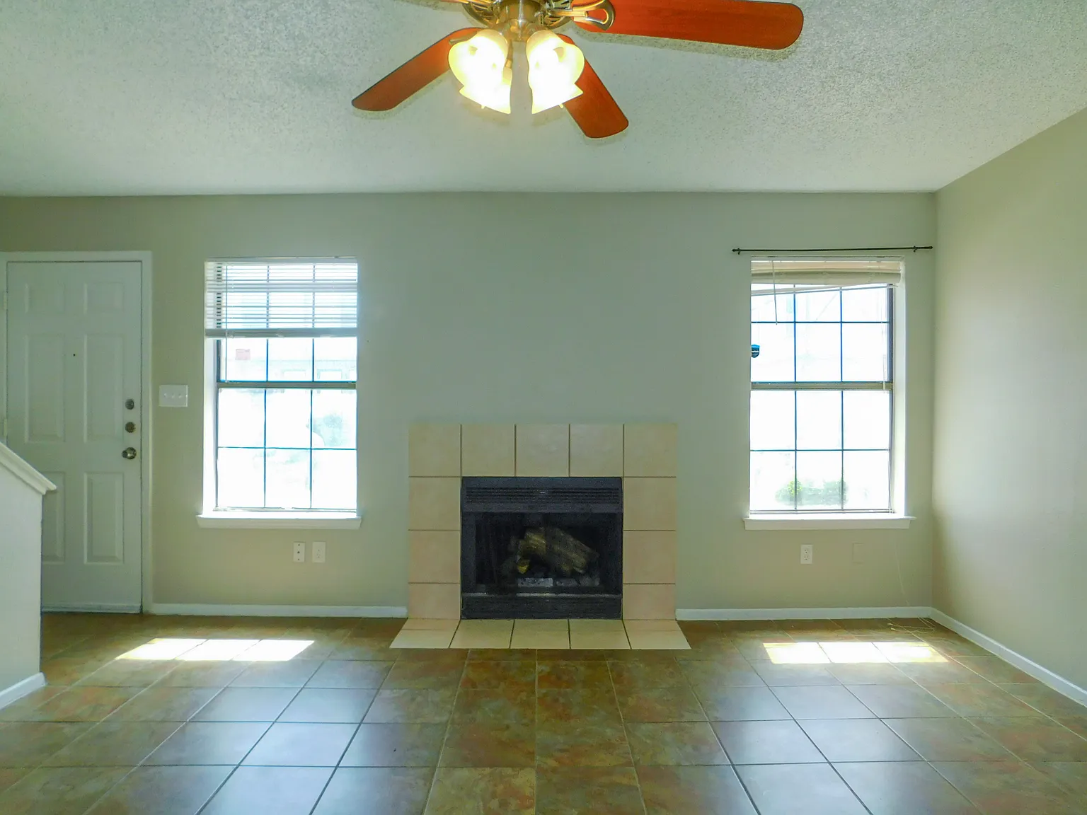 2 bed, 2.5 bath, 1102 sqft, $1,395 — Photo 2