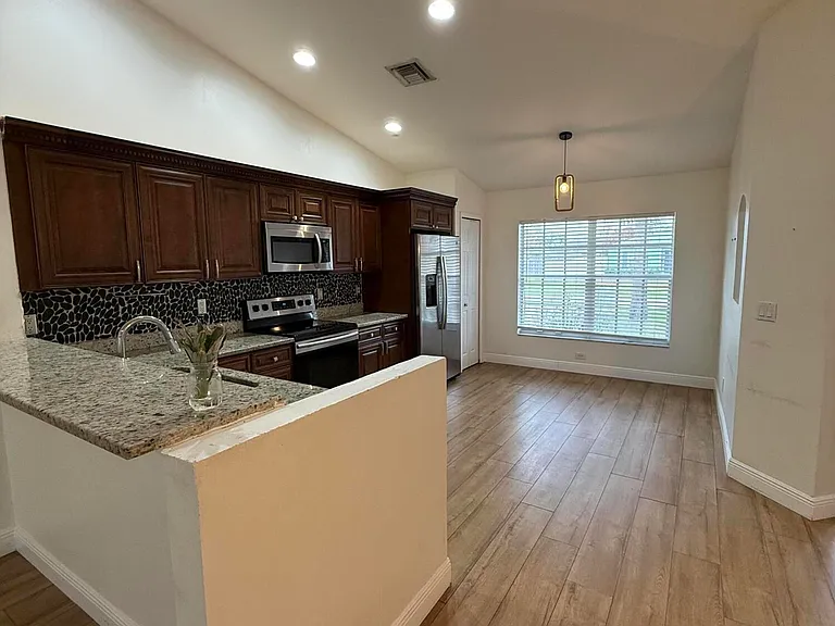 249 NE Glentry Ave — Photo 8