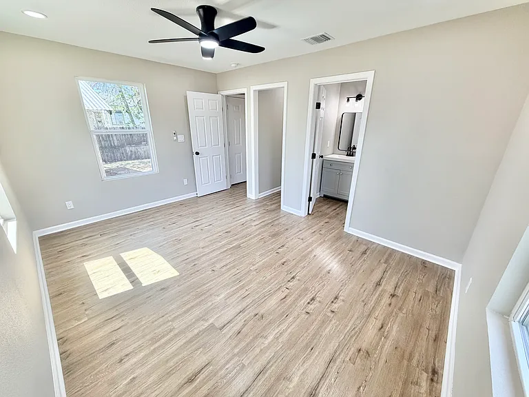 318 Uvalde St — Photo 17