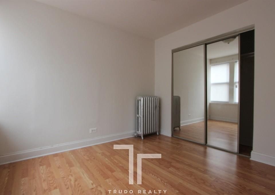 2nd image of 3933 N Clarendon Ave #17832