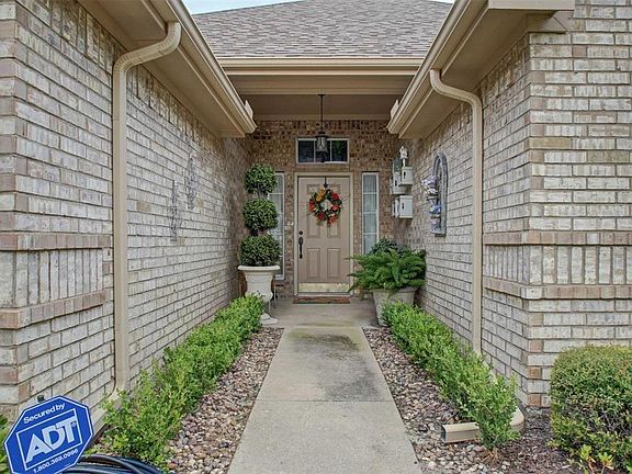 3rd image of 913 Robin Dr