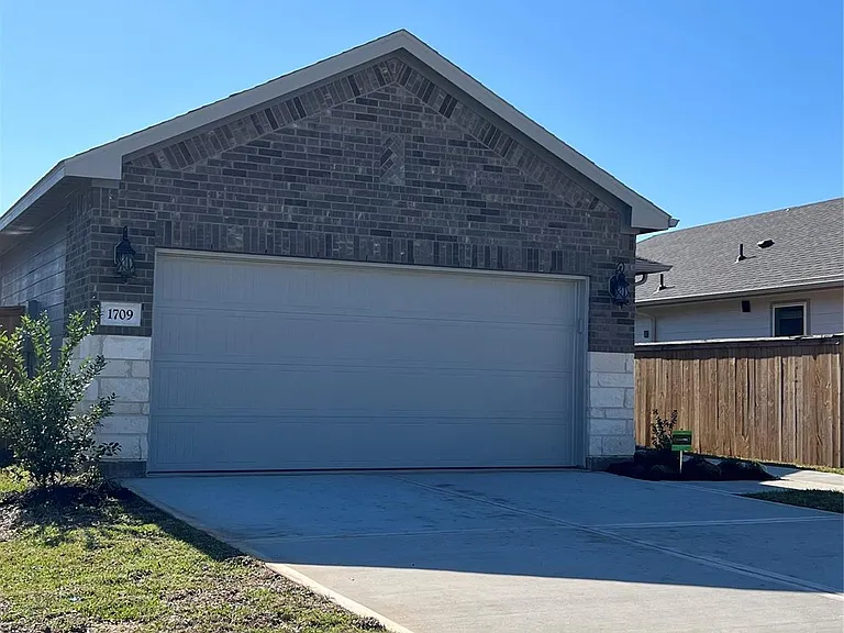 1709 Cayden Oak Ln — Photo 2