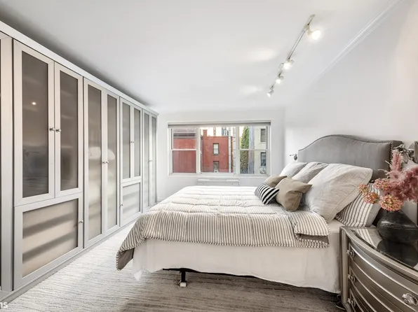 150 East 61st Street image 6 of 14