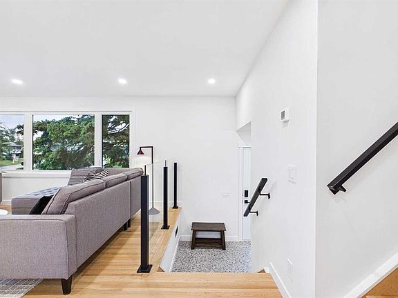 3rd image of 920 S Cantabrian Dr SW