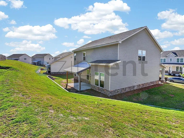 1360 NE Slaton Manor Dr — Photo 5