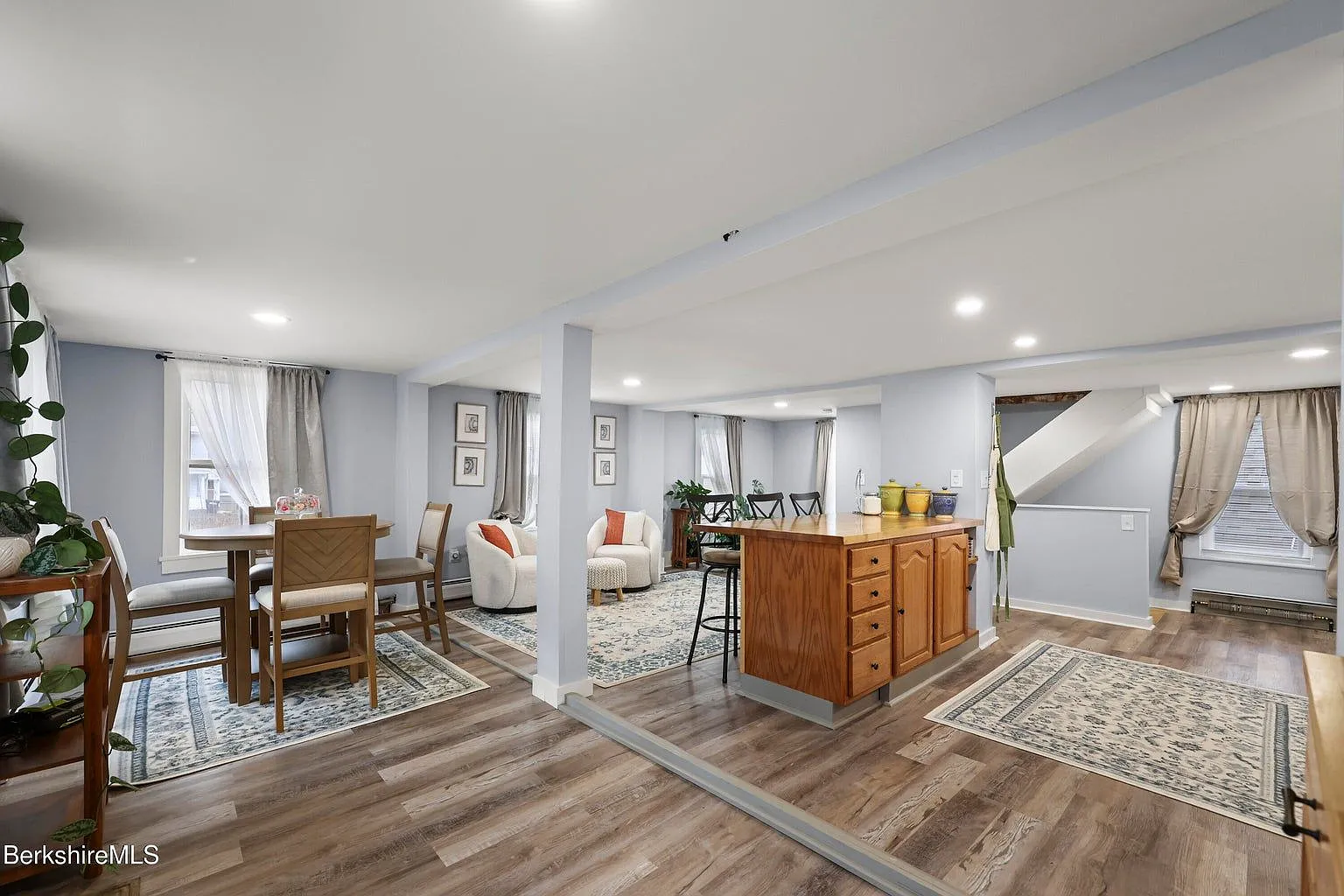 3 bed, 2.0 bath, 1200 sqft, $2,100 — Photo 1