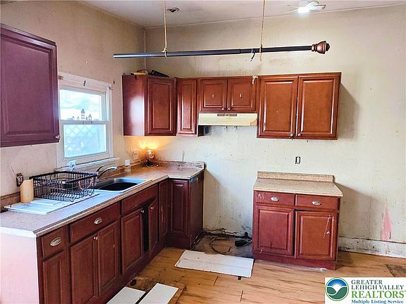 4th image of 547 N Silk St