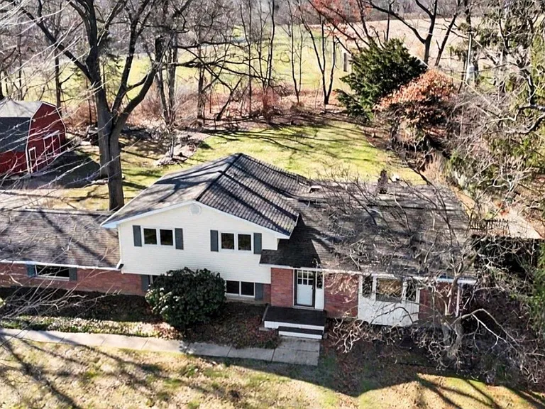 8841 Clark Rd — Photo 2