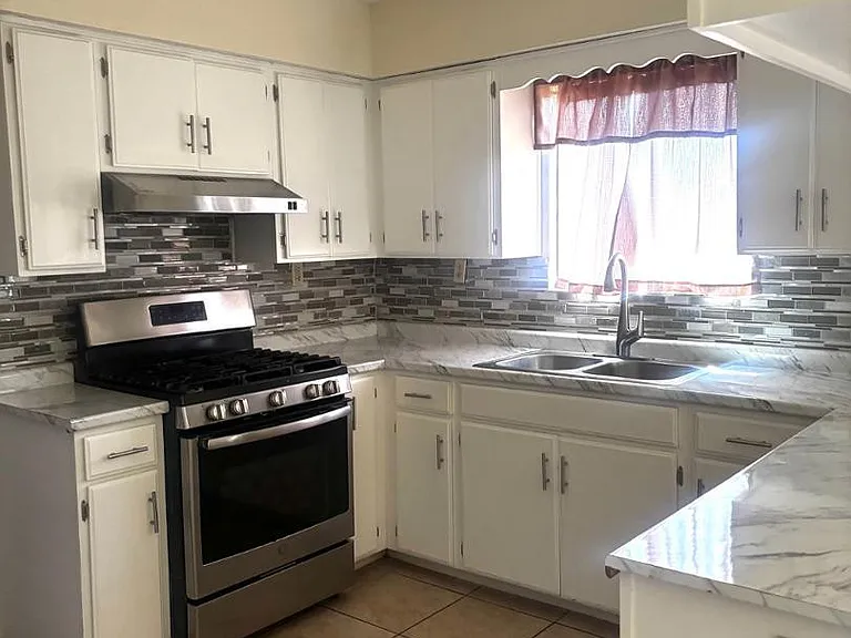 1738 N C Ave — Photo 2