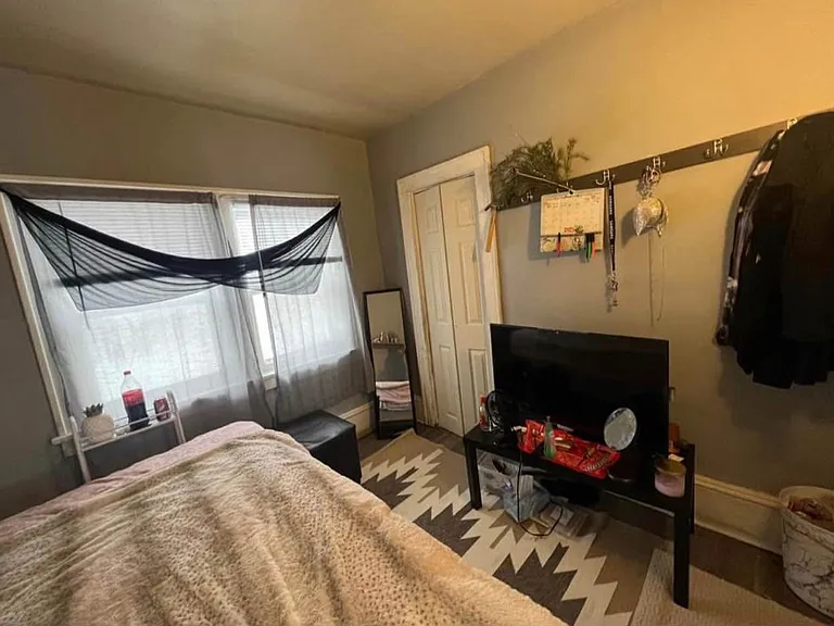 1090 Loeb St — Photo 8