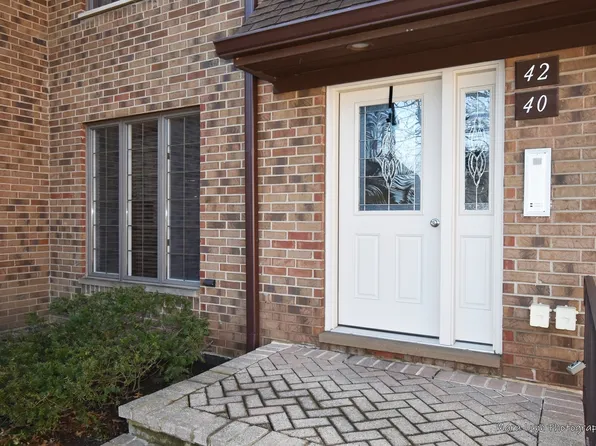 42 Queens Ct #42, Westchester, IL 60154