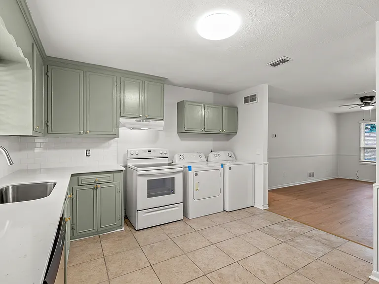 303 Springdale Dr #B — Photo 9